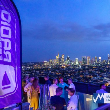 Exklusive Networking-Gespräche auf der Dachterrasse von Radio Frankfurt mit Skyline-Blick und inspirierender Atmosphäre.